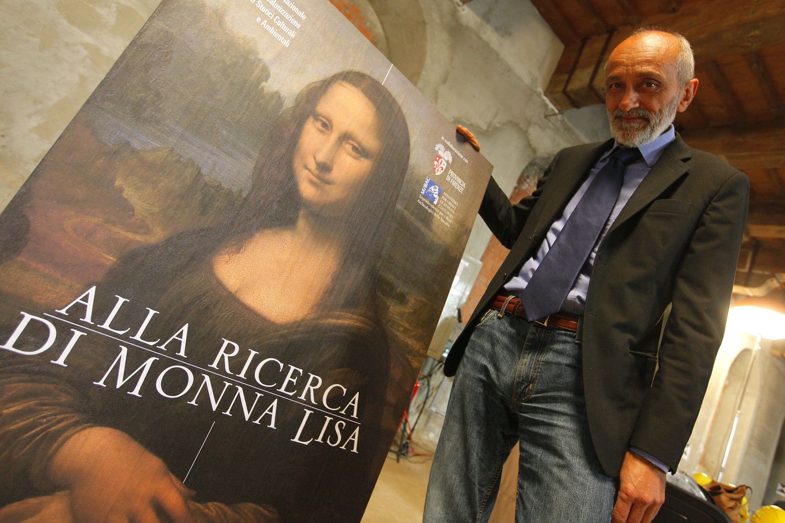 Itaalia kultuuriväärtuste ameti juht Silvano Vinceti näitamas väljakaevamisi reklaamivat plakatit