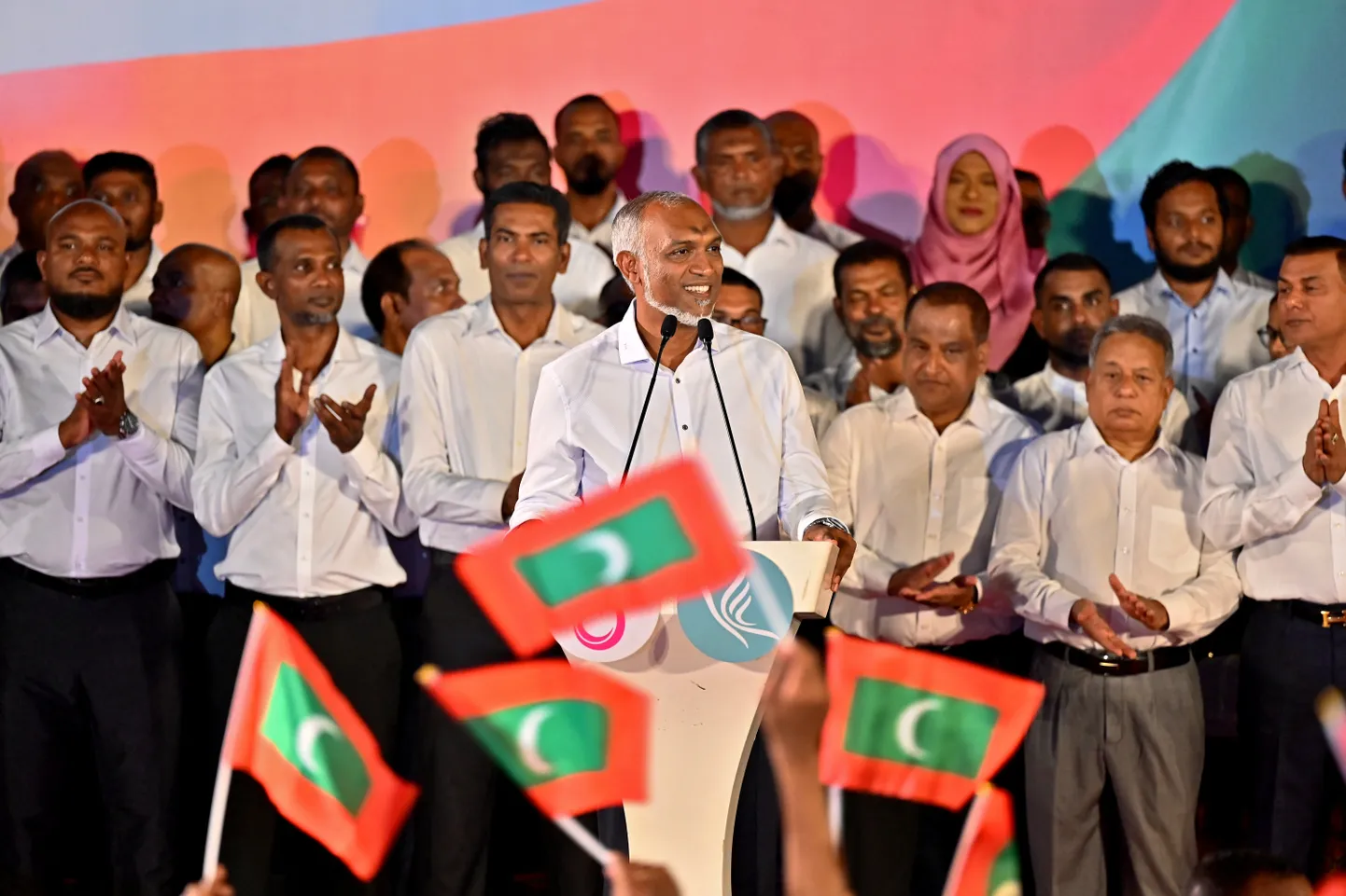 Maldiivide Hiinale orienteeruv president Mohamed Muizzu tähistas 22. aprillil koos toetajatega suurt võitu parlamendivalimistel.