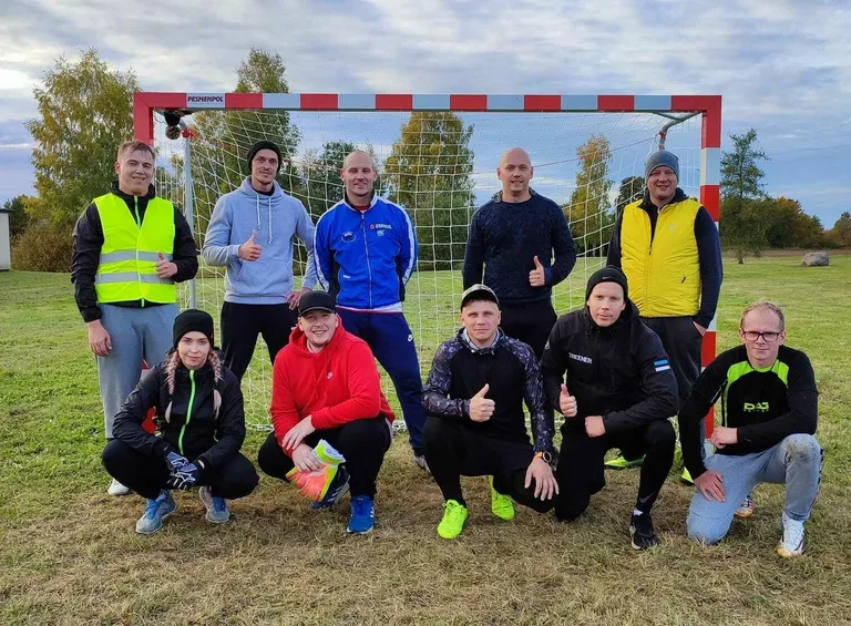 Päri külaseltsi eestvedamisel on hakatud korraldama iganädalasi jalgpalli- ja võrkpallimänge.