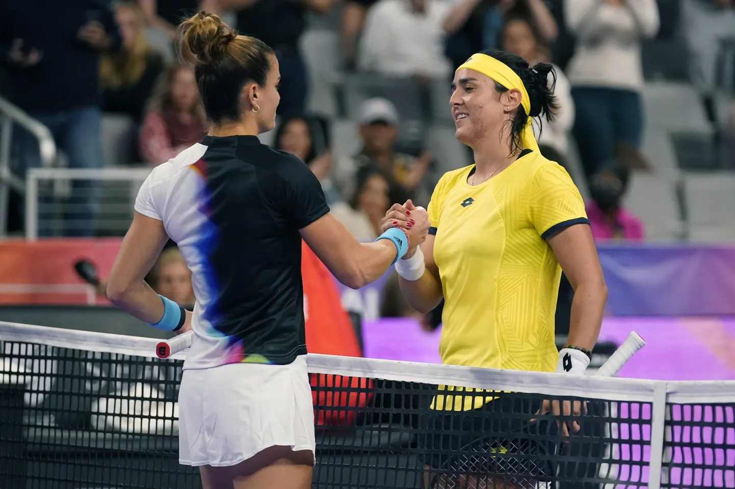 Maria Sakkari (vasakul) kustutas Ons Jabeur lootuse pääseda nelja parema sekka.