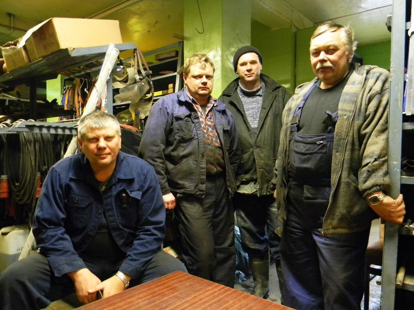 Remonditsehhi töötajad Andrei Genin (vasakult), Vladimir Valtsev, Andrei Motšenov ja Anatoli Grabov on veendunud, et keemiatööstuseta pole Kiviõlis elu.