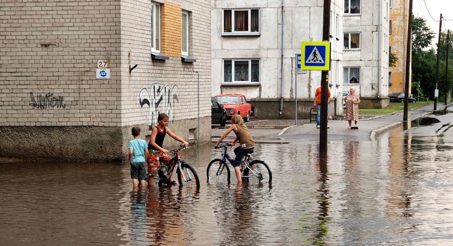 Üleujutus pärast paduvihma Pärnus Oja ja Kaevu tänava ristmikul.