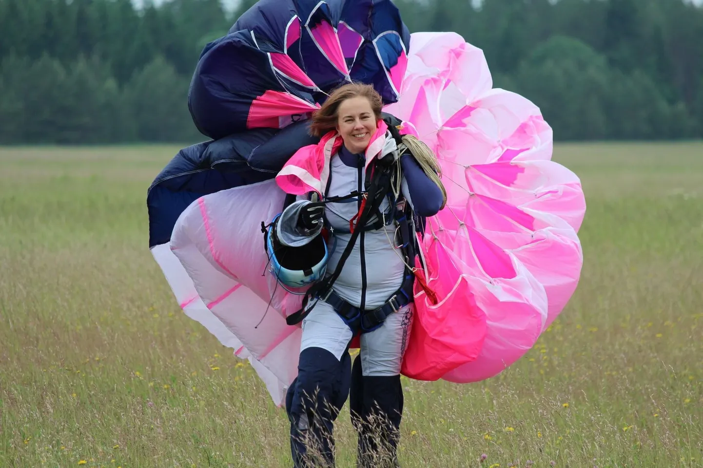 Анна сделала более тысячи прыжков с парашютом