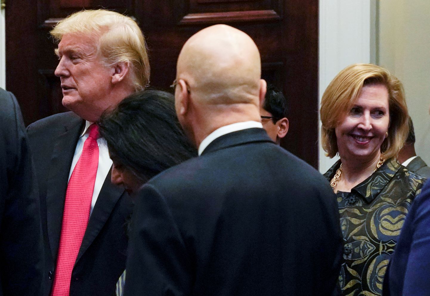 Valge Maja rahvusliku julgeolekunõuniku asetäitja Mira Ricardel (paremal) koos president Donald Trumpiga.
