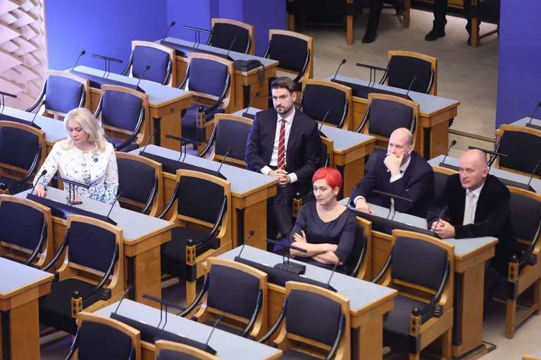 Riigikogu uus koosseis koguneb Toompeale.