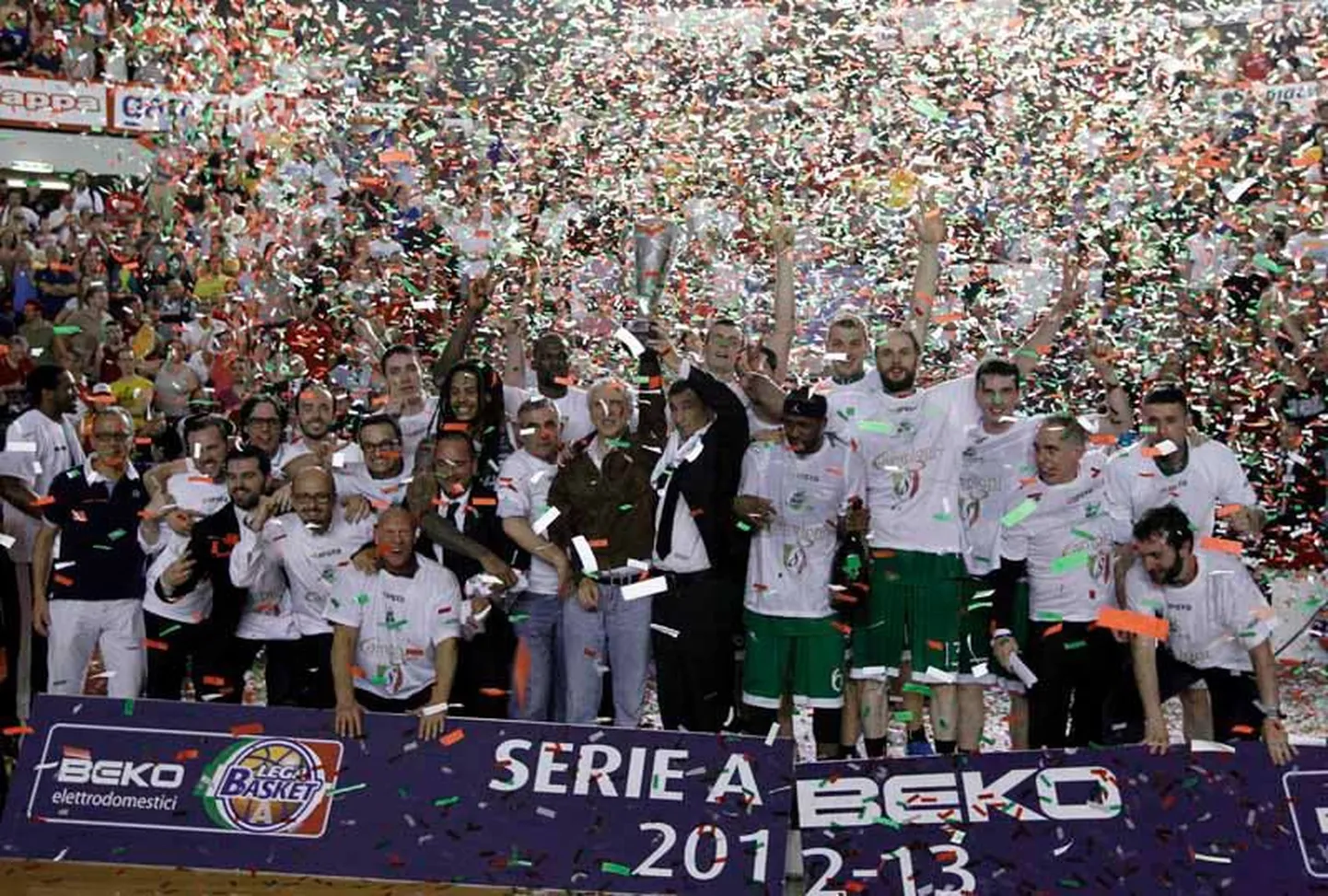 Siena Montepaschi meeskond meistritiitlit tähistamas.