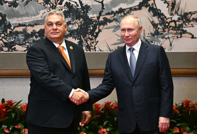 Премьер-министр Венгрии Виктор Орбан и президент России Владимир Путин пожимают друг другу руки перед встречей в Пекине, Китай, 17 октября 2023 года