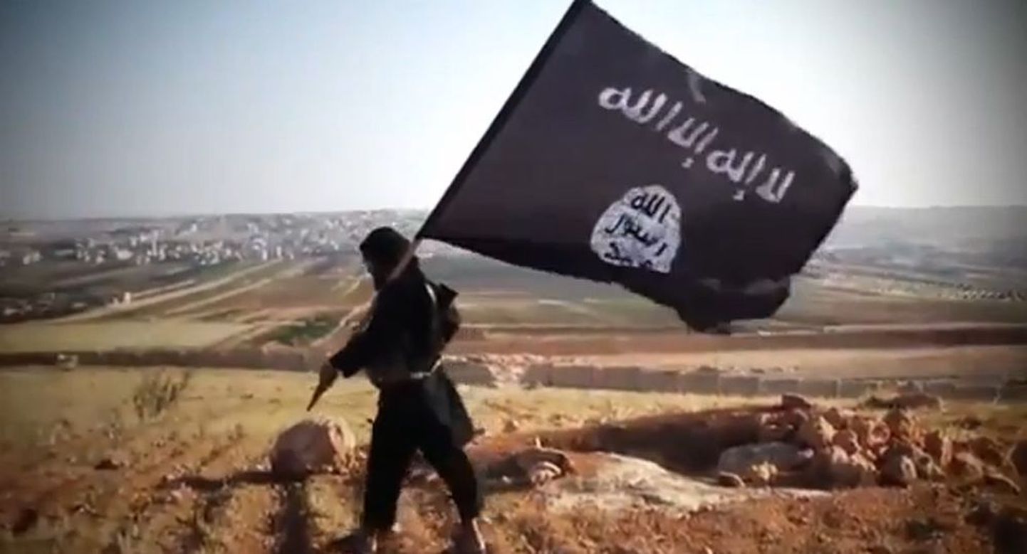 Islamiriigi võitleja oma lipuga.