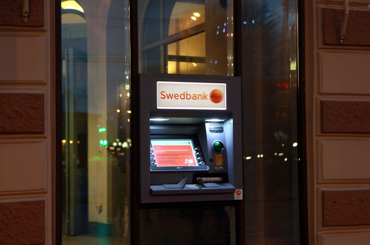 "Swedbank" bankomāts. Ilustrativs attēls. 