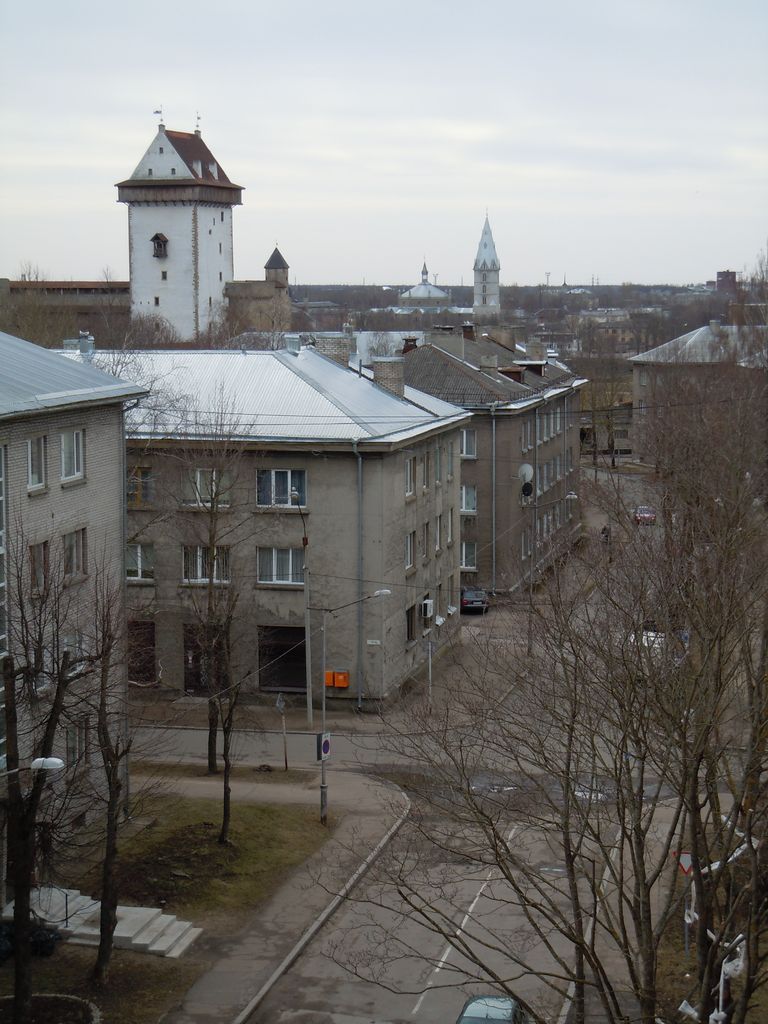 Nõukogude arhitektuur Narvas kõnelemas keskaja ja historitsistliku Aleksandri kirikuga.