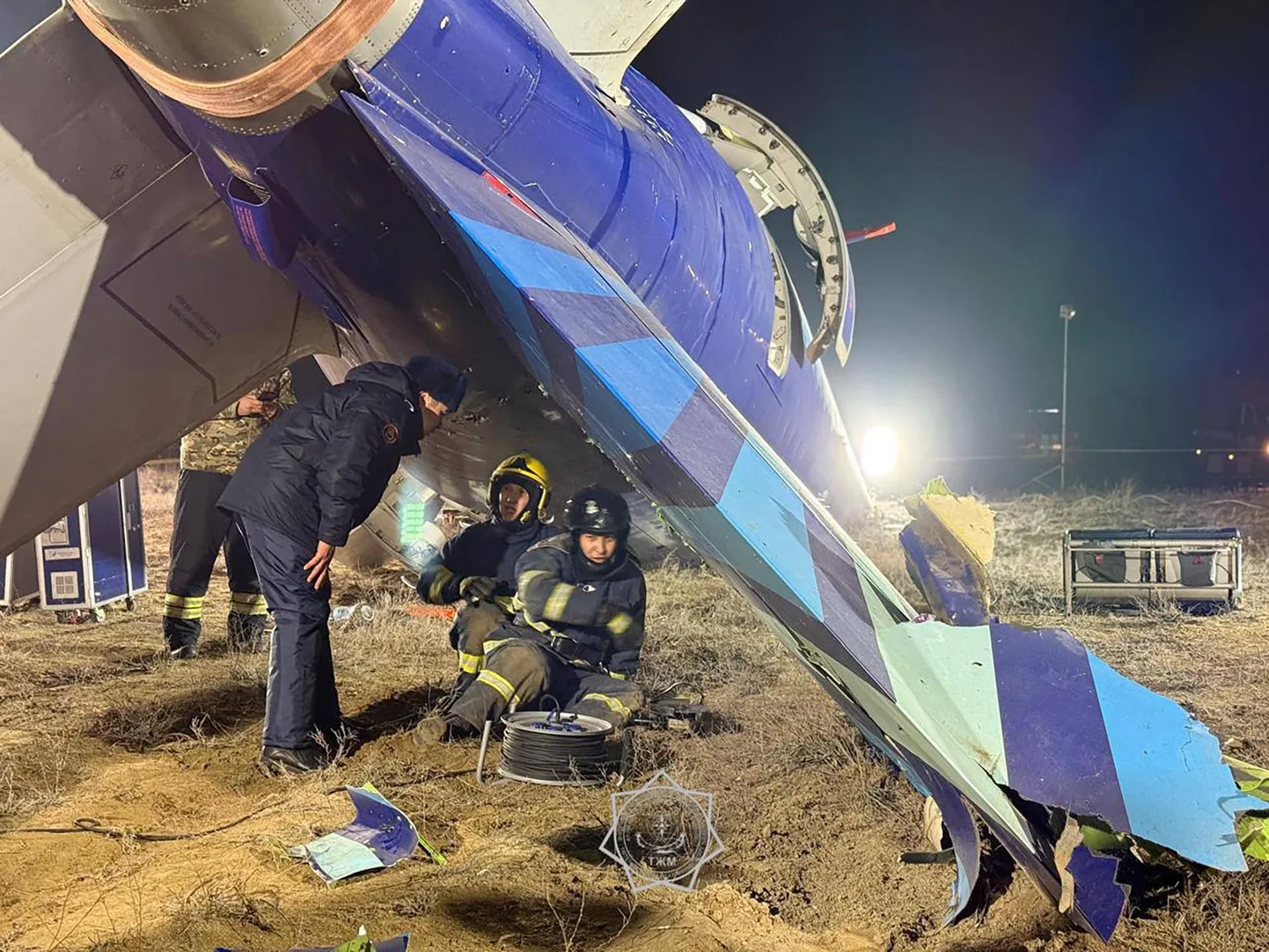 Aserbaidžaani lennufirma Azerbaijan Airlines lennuk Embraer 190 tegi 25. detsembril 2024 hädamaandumise Kasahstanis Aktau linna lähedal, kuid kukkus alla ja süttis. Kahtlustatakse, et lennuk võis saada Venemaa õhutõrje tabamuse. Pildil Kasahstani päästetöötajad uurimas vrakki.