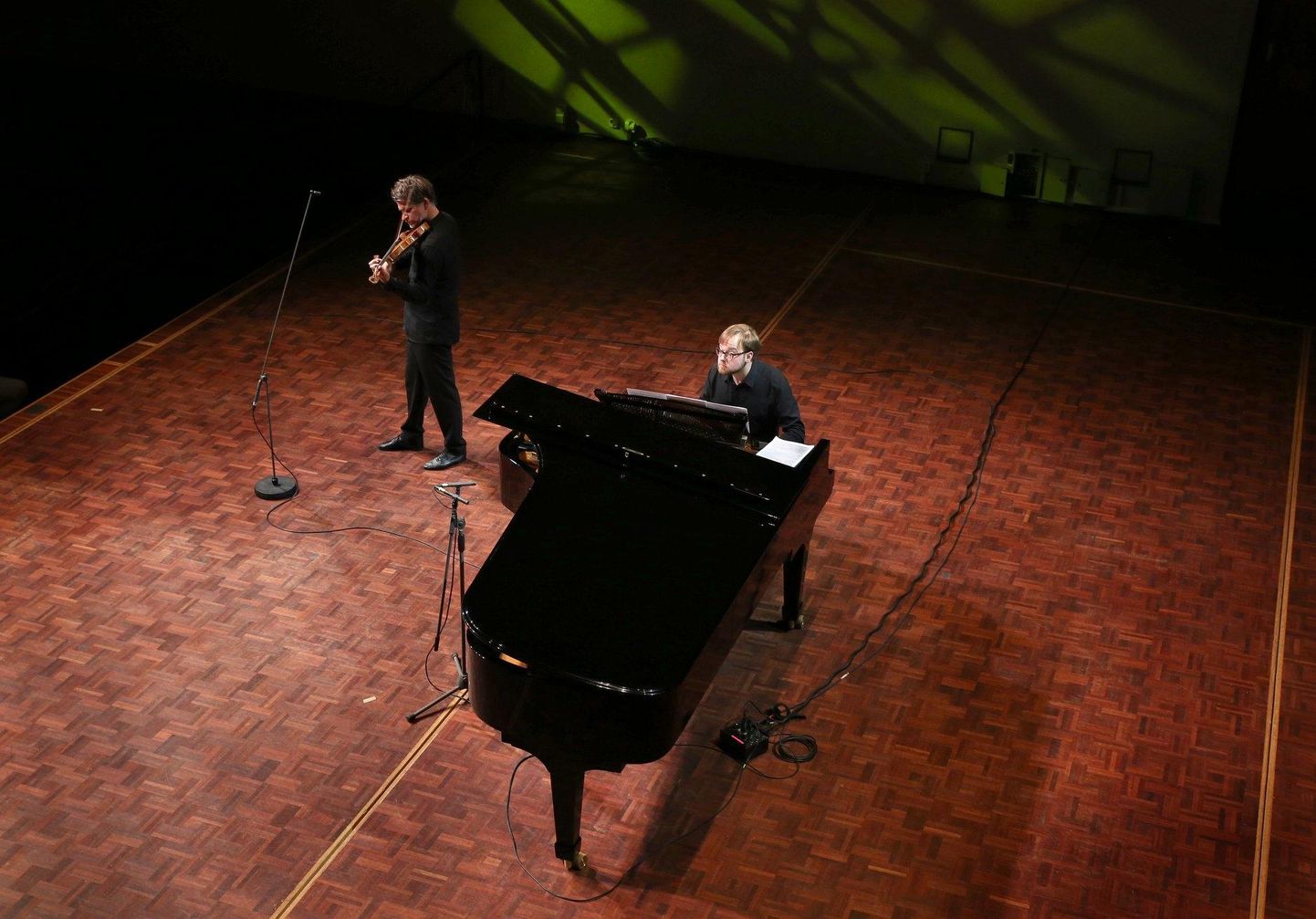 Kogusummast 40 000 eurot eraldatakse Pärnu tänavuse muusikafestivali korralduskulude katteks. Pildil esinevad Maksim Štšura (klaver) ja Nicolas Dautricourt (viiul) mullusel festivalil.