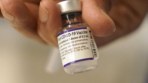 Вакцина Pfizer защищает от омикрона после получения трех доз