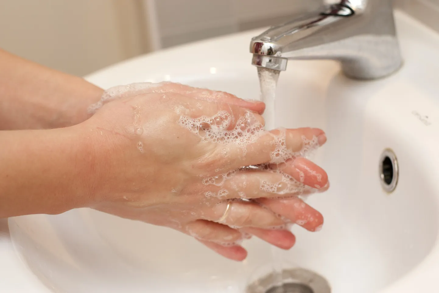 Все жертвы нынешней вспышки желтухи заразились либо от больного, либо от инфецированных им предметов обихода, поэтому мытье рук является отличным средством предохранения от болезни.