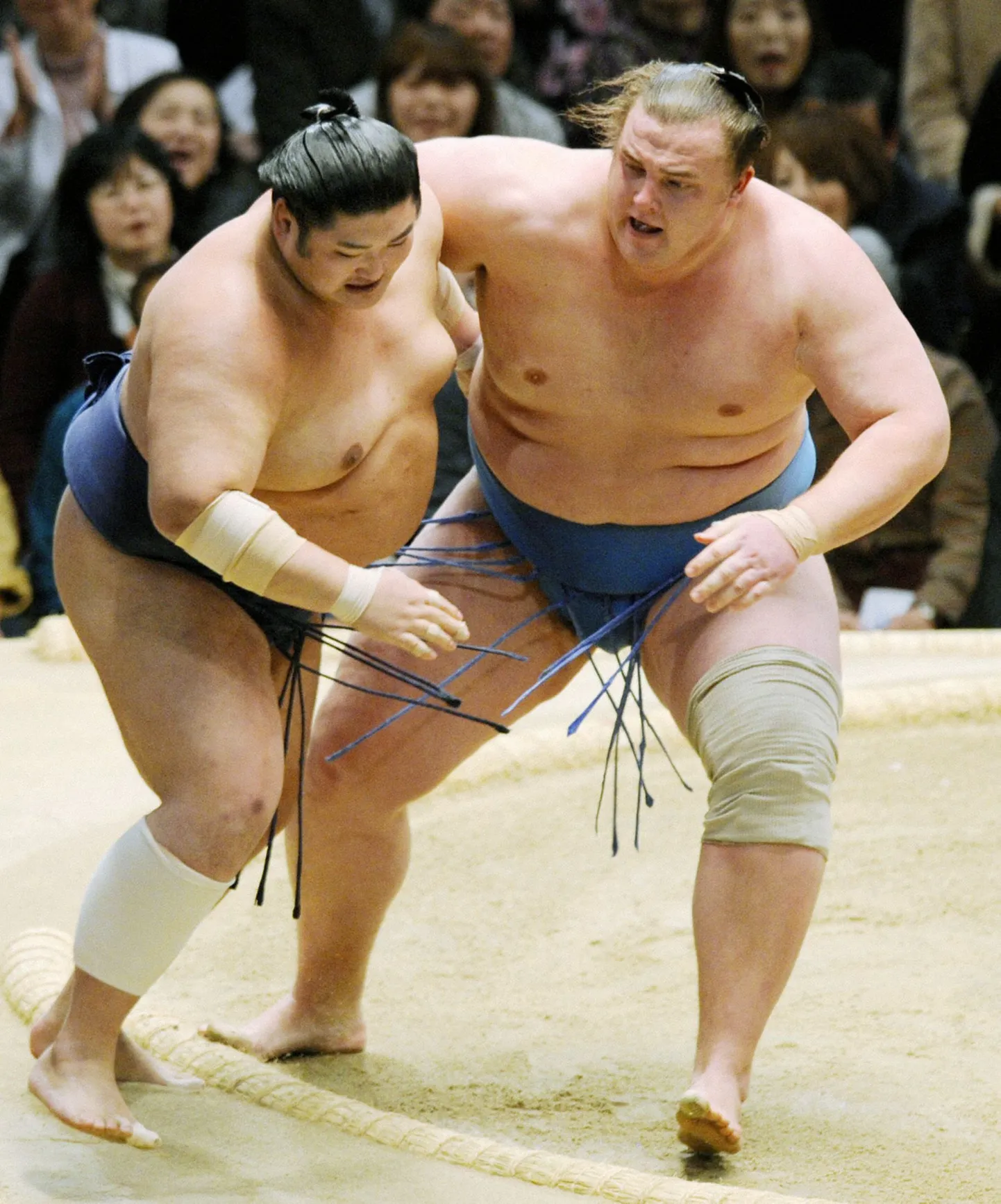 Эстонский богатырь побеждает одзэки Котомицки на весеннем турнире сумо в Осаке в 2010 году.