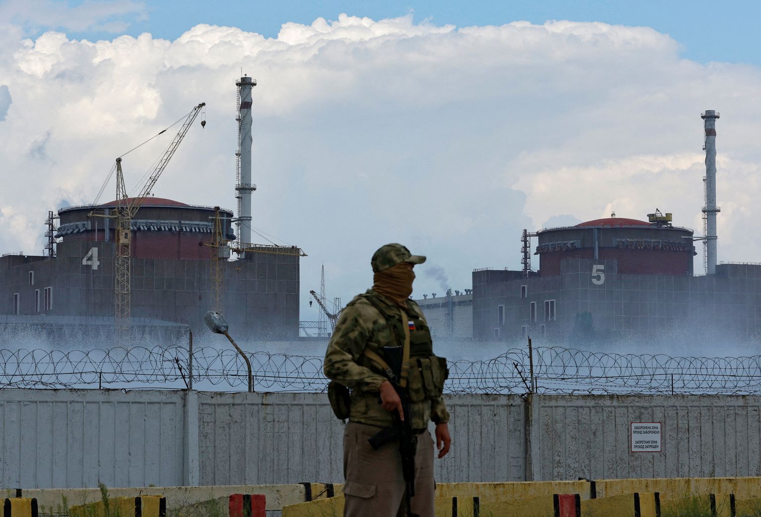 Okupantu karavīrs pie Zaporižjas atomelektrostacijas