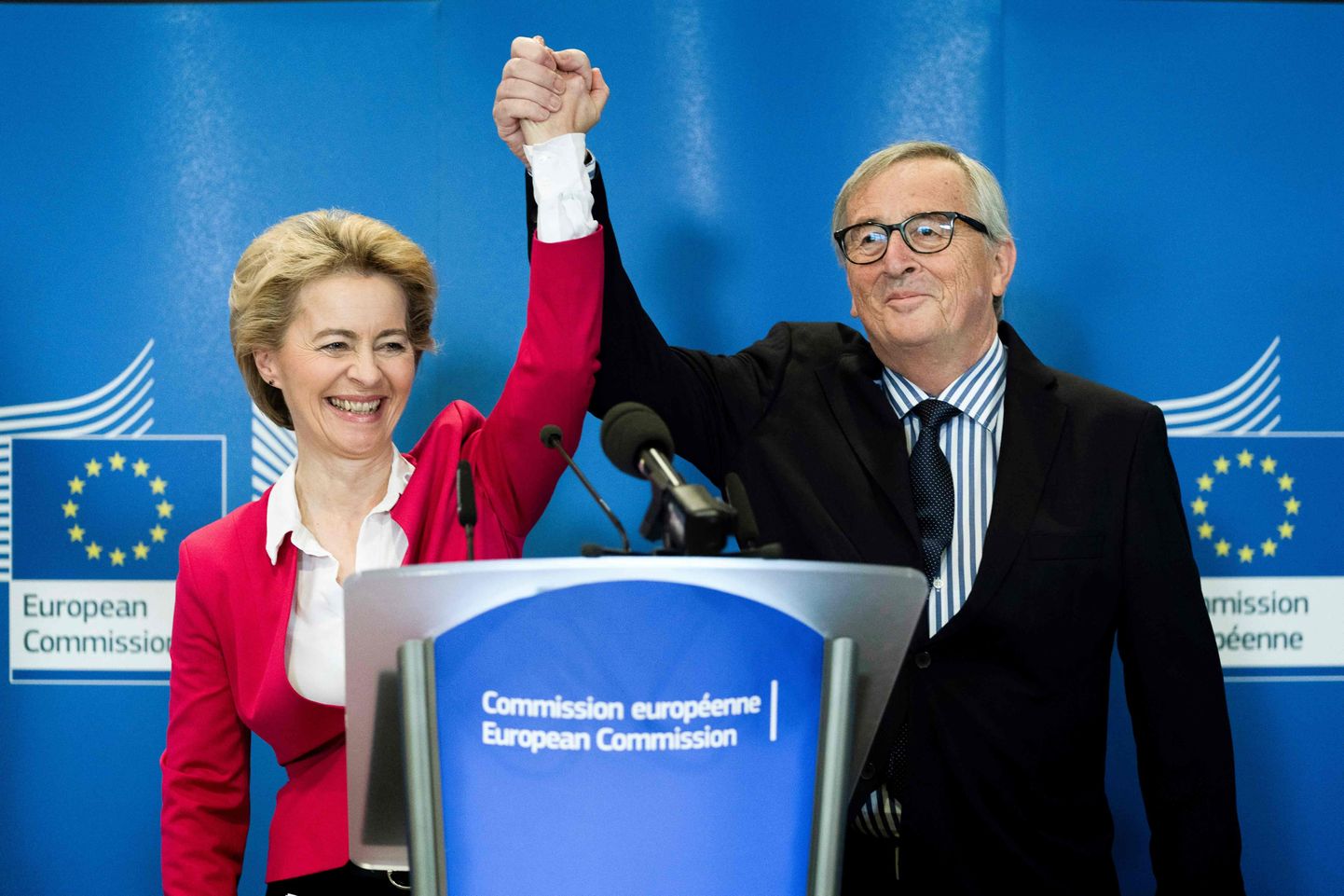 Euroopa Komisjoni uus president Ursula von der Leyen (vasakul) ja ametist lahkunud president Jean-Claude Juncker teisipäeval Brüsselis võimu üleandmise tseremoonial.