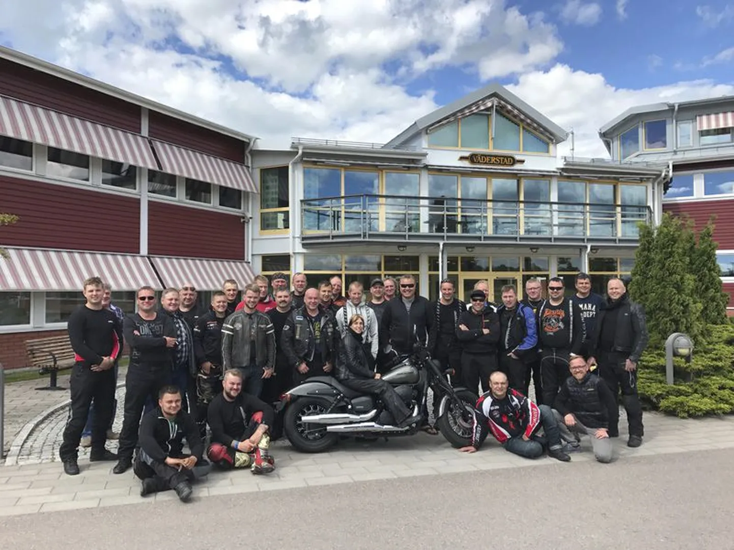 Motoseltskond Väderstadi tehase ees Rootsis. Aivo Põld paremalt neljas.