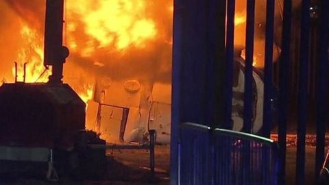 Videod: Leicester City omaniku helikopter kukkus staadioni kõrval alla ja lahvatas põlema