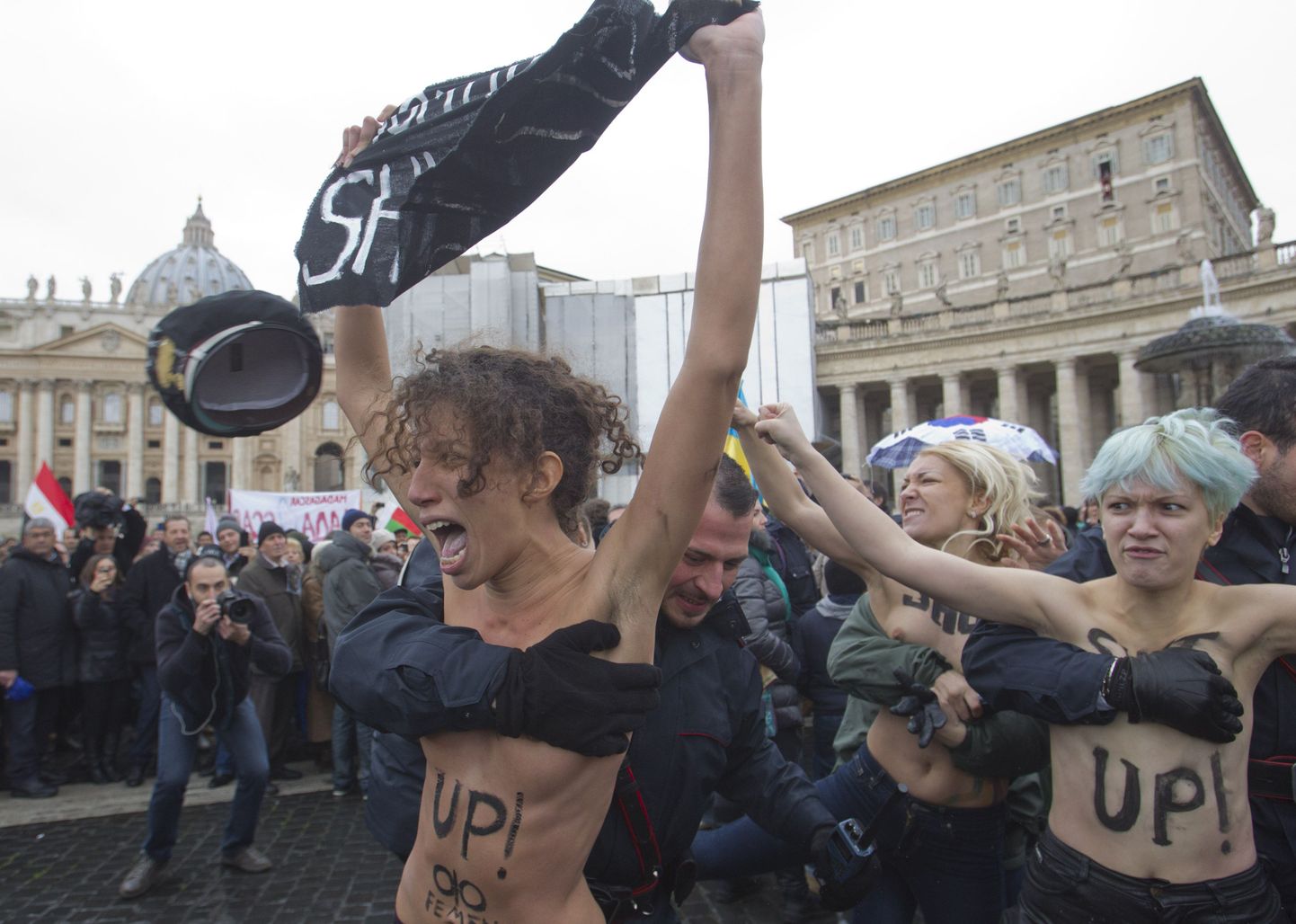 Vatikanis protesteerisid palja ülakehaga naised homode õiguste eest.