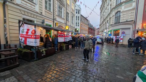 VIDEO ⟩ Dažas stundas pirms futbola spēles Vecrīga pilna ar angļu līdzjutējiem
