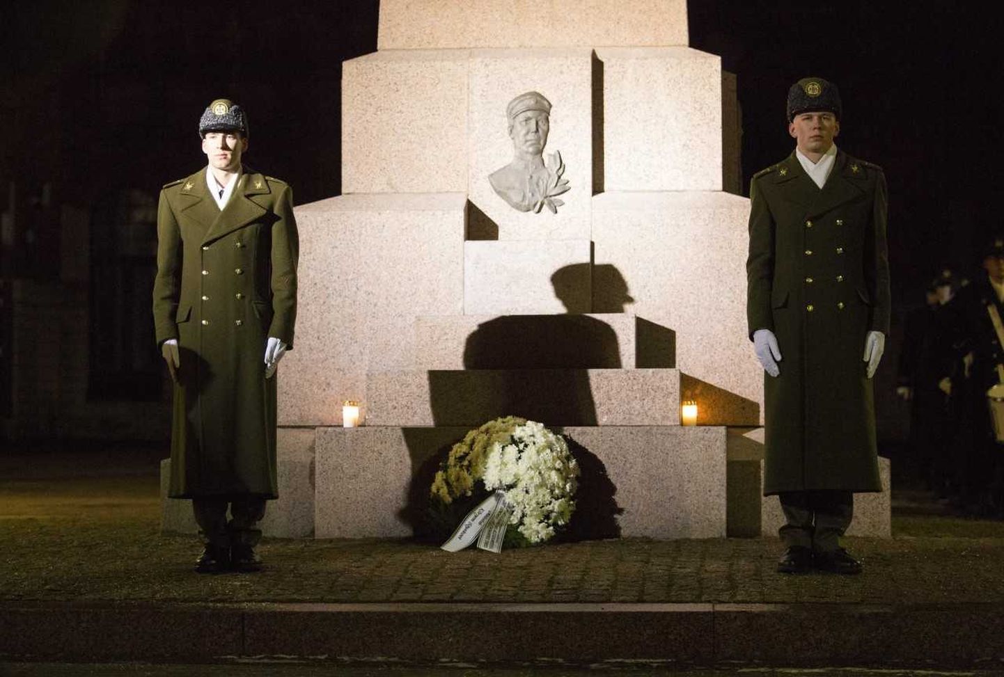 Высшая военная школа почтила память павших при подавлении декабрьского путча кадетов.