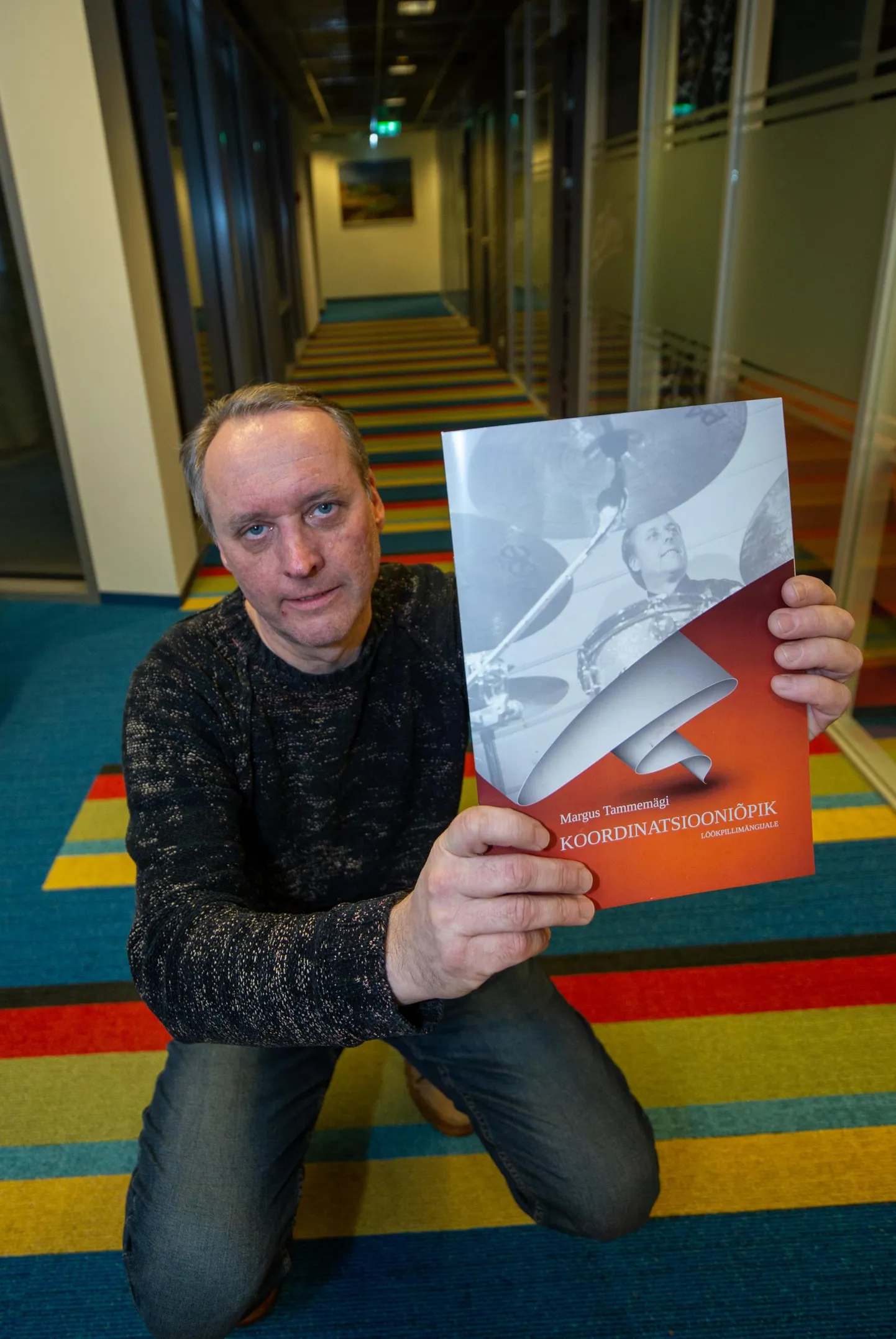 Margus Tammemägi (52) näitab värske trükivärvi lõhnalist «Koordinatsiooniõpikut löökpillimängijale». 
Kristjan Teedema