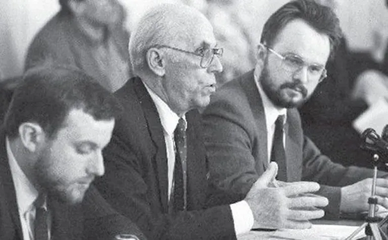 Lennarti musketärid võtsid ta välisministri kohalt maha selleks, et teha temast president. Pildil on Jüri Luik, Lennart Meri ja Tiit Pruuli 1992. aastal. Foto: