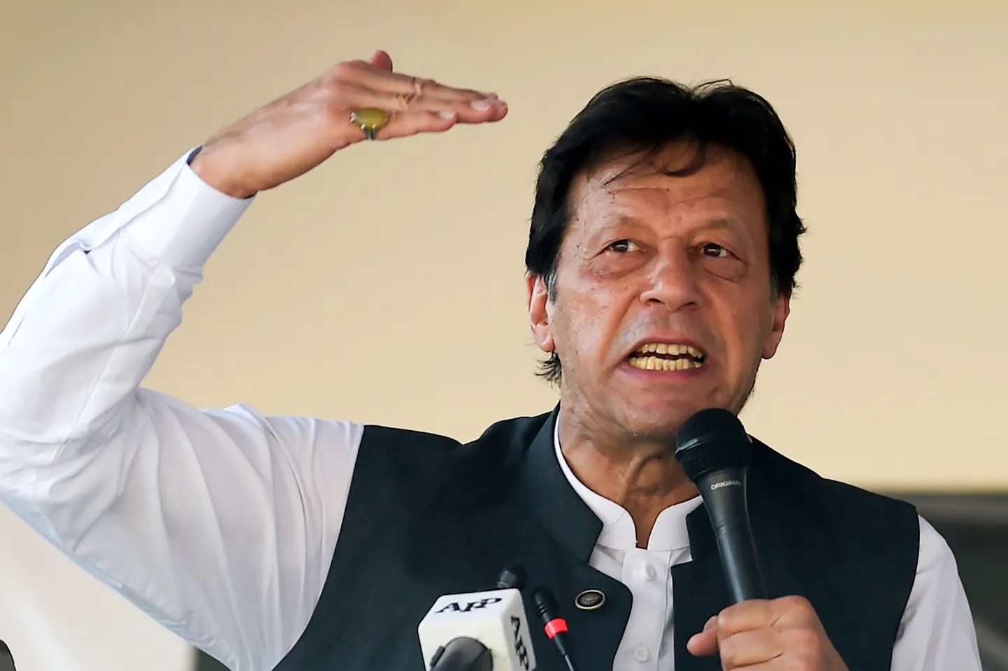 Pakistani peaminister Imran Khan reedel Kashmiri Pakistani poole pealinnas Muzaffarabadis toetajatele kõnet pidamas.