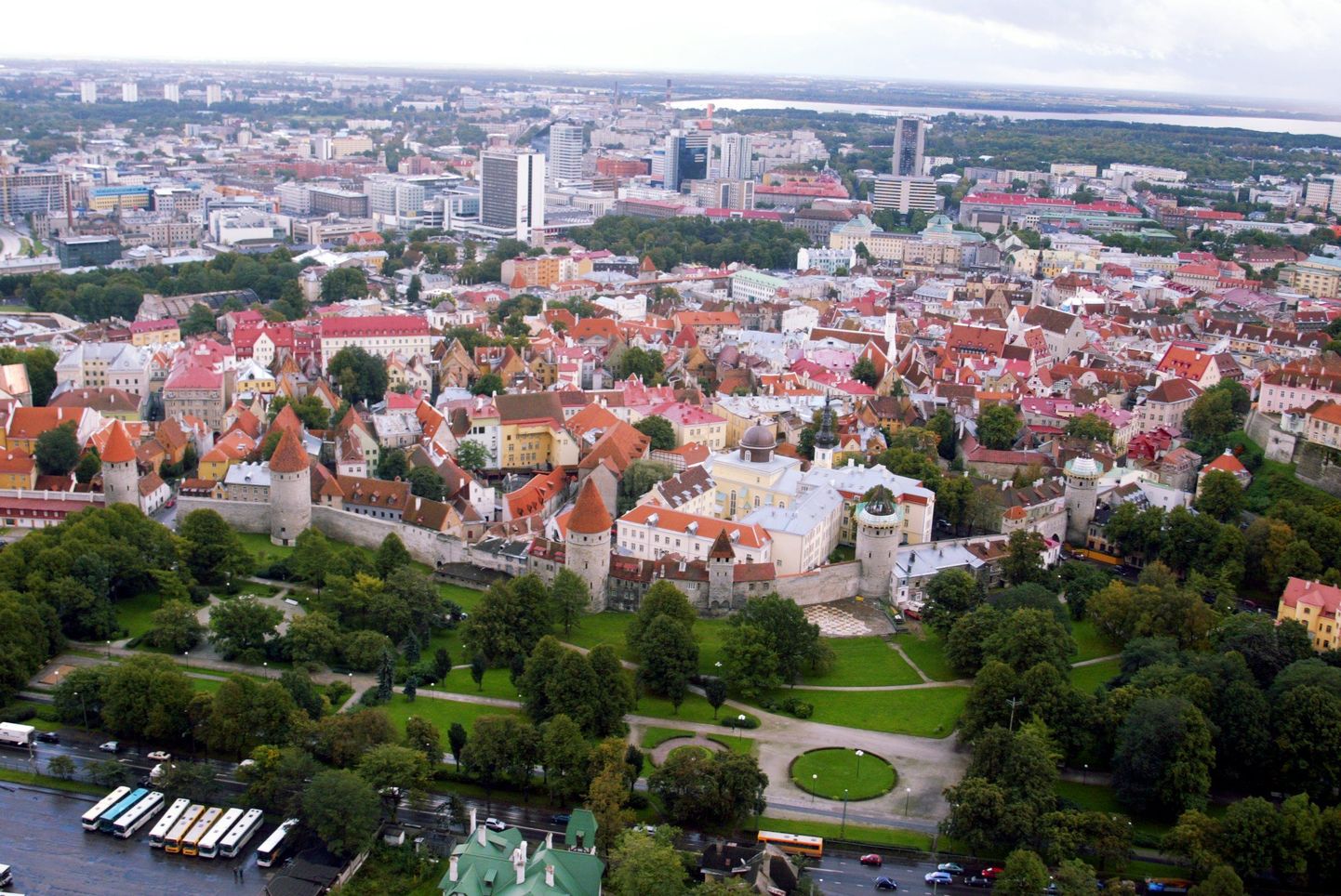 Tornide väljak asub linnamüüri ääres Rannamäe tee, Nunne tänava ja Suurtüki tänava vahel.