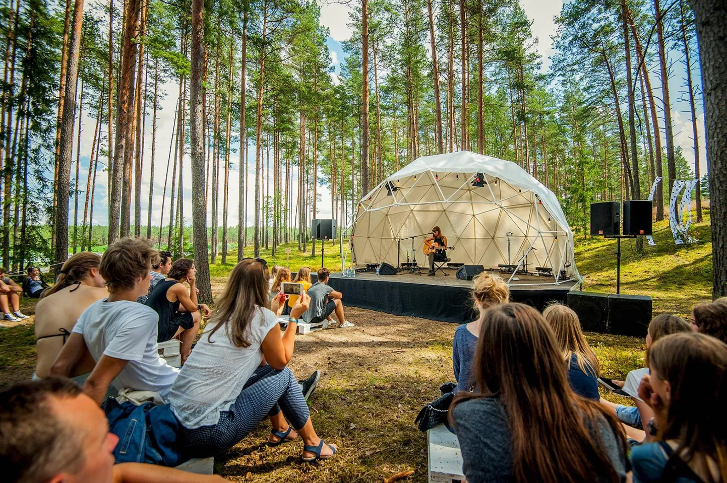 Kuppeltelki saab kasutada lavakatusena.