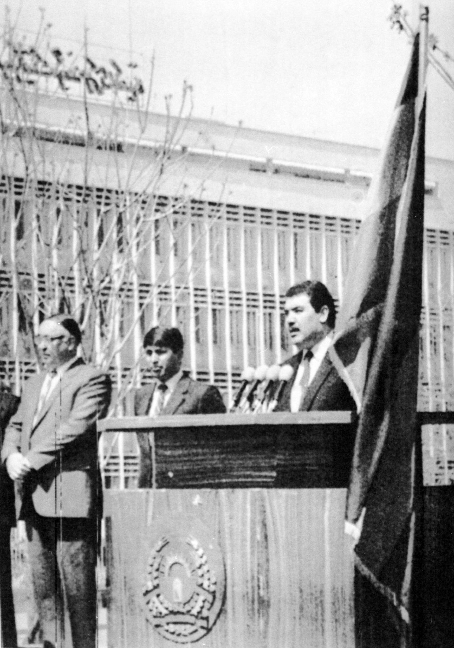 Afganistani juht Mohammad Najibullah Genfi lepingu sõlmimisel 14. aprillil 1988. Nõukogude Liit lubas lepingus Afganistanist väed üheksa kuu jooksul välja viia. 
