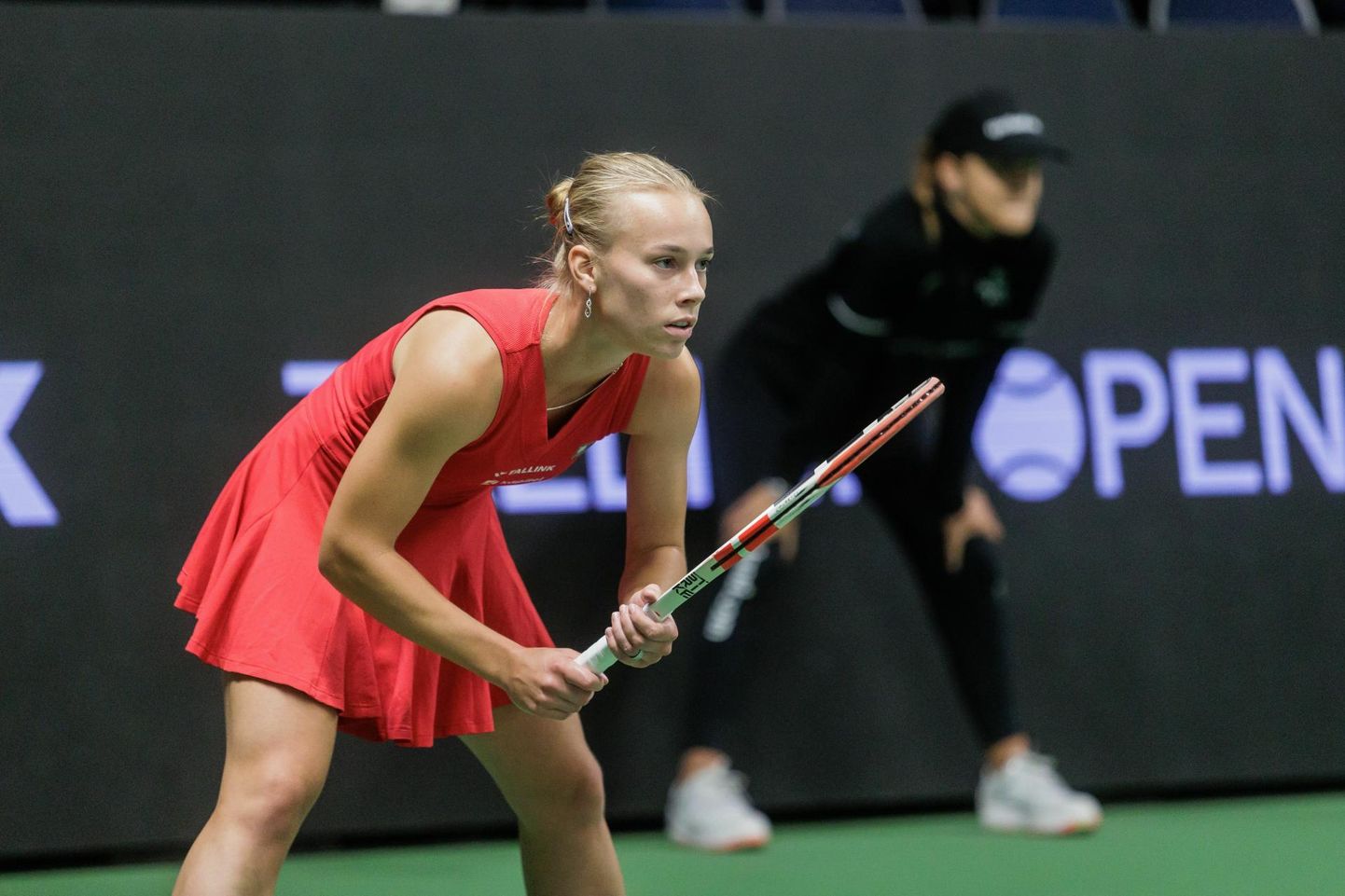 Elena Malõgina mängimas septembris Tallinna WTA-turniiril šveitslanna Belinda Bencici vastu.