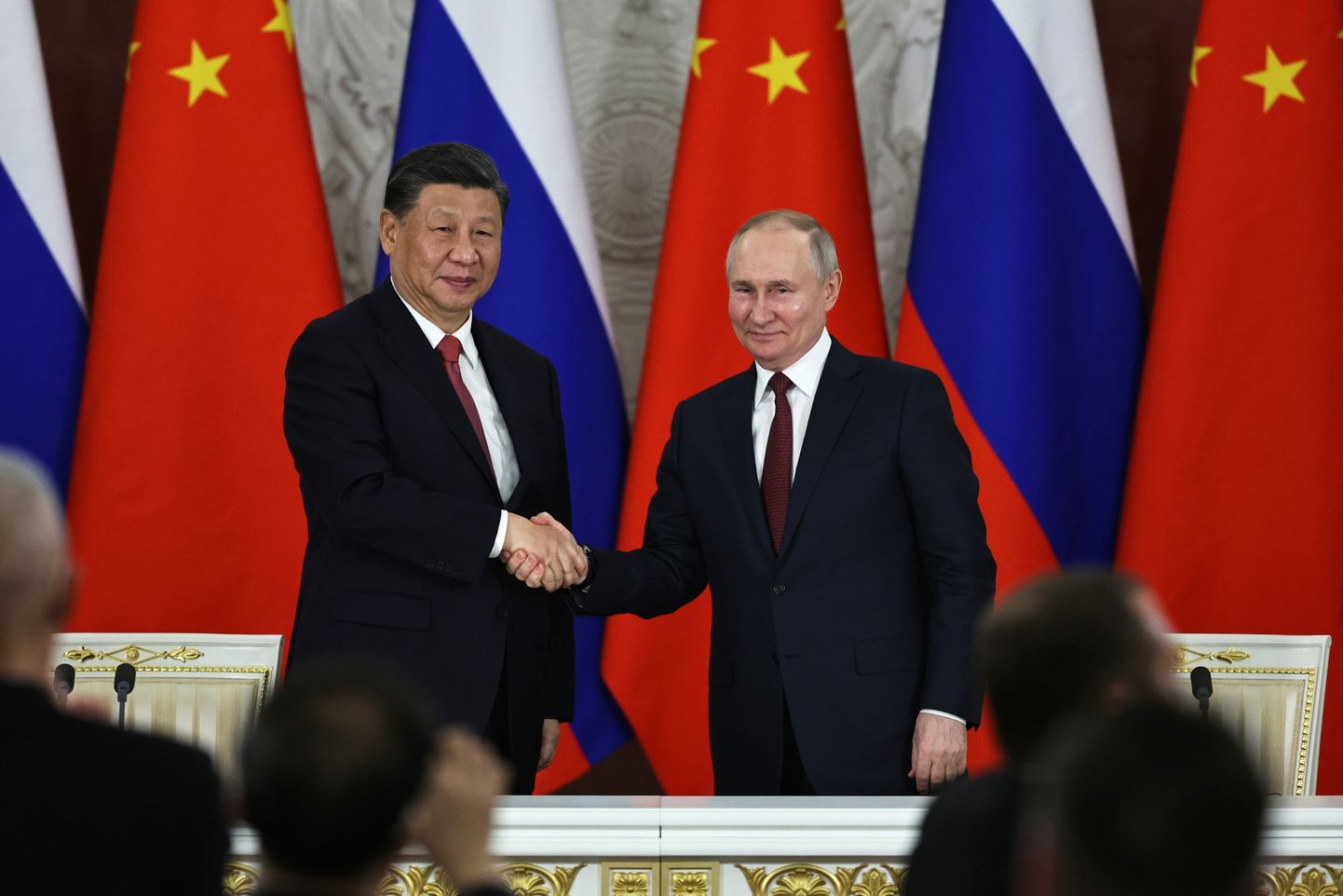 Ķīnas prezidents Sji Dzjiņpins un kara noziedznieks Vladimirs Putins.