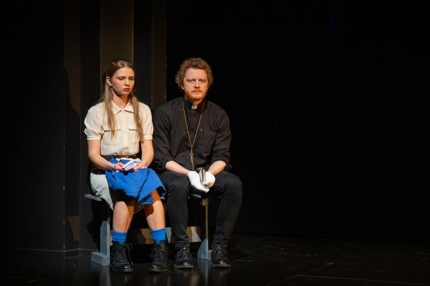 Tüdruk (Luisa Lõhmus) ja isa Welsh (Markus Habakukk) Kuressaare teatri lavastuses «Üksildane lääs».