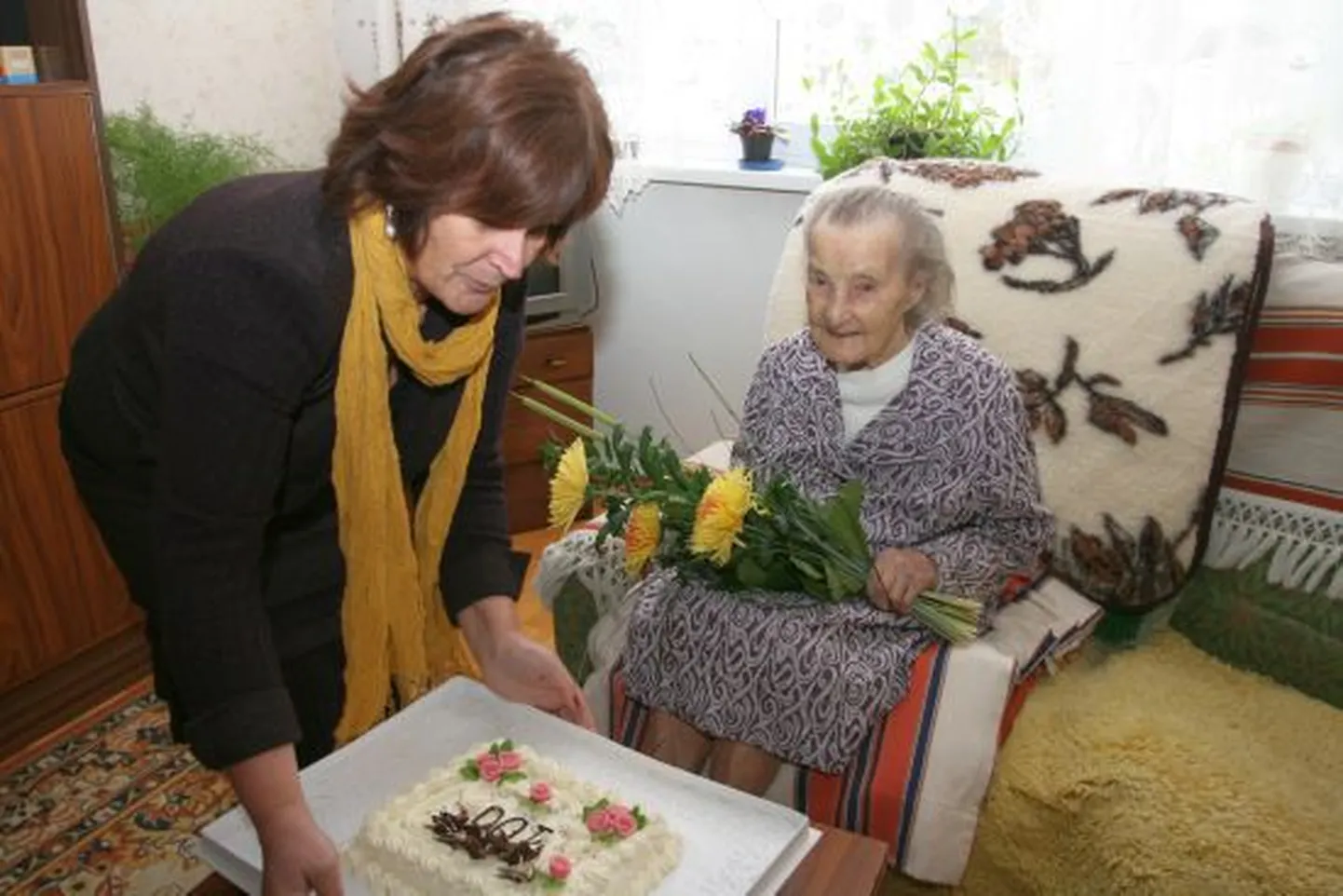 Paide linnapea Kersti Sarapuu andis Paide linna nimel vanimale linnakodanikule üle kimbu lilli ning tordi.