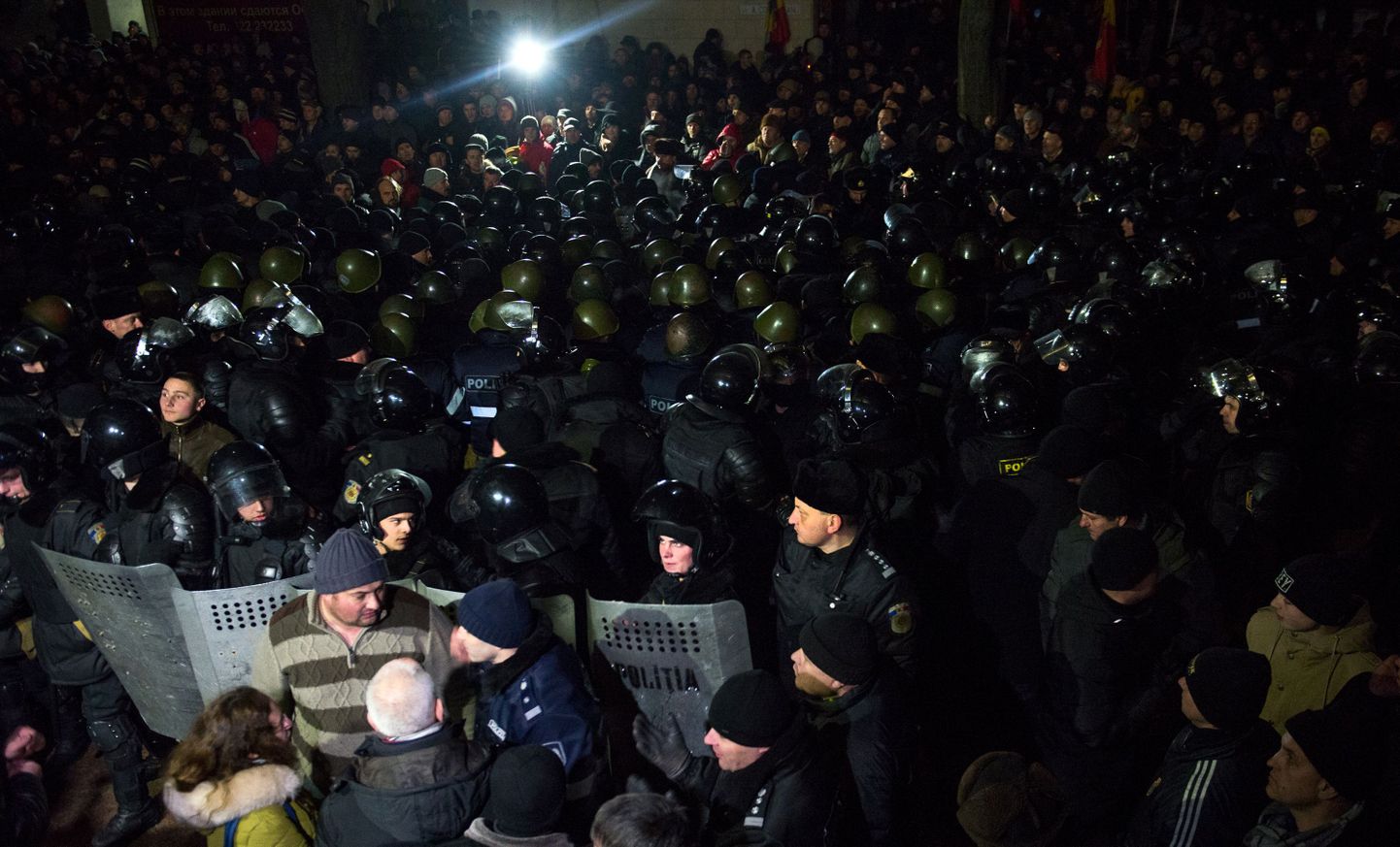 Moldova märulipolitsei ja meeleavaldajate vahel tekkis parlamendihoone ees seis.