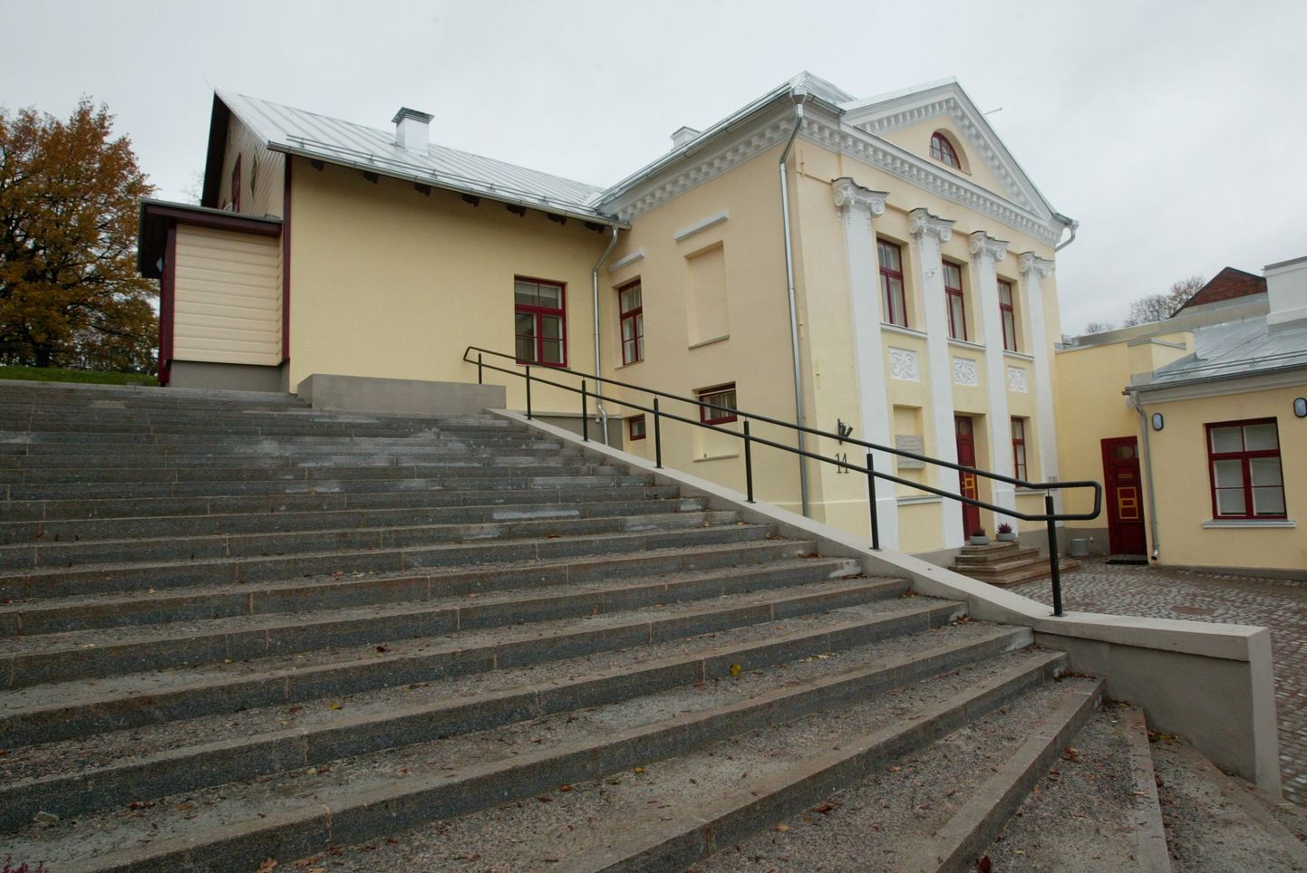 Pildil Vanemuise vana maja Jaama 14, mis on tänasel päeval Tartu laulupeomuuseumi käsutuses.