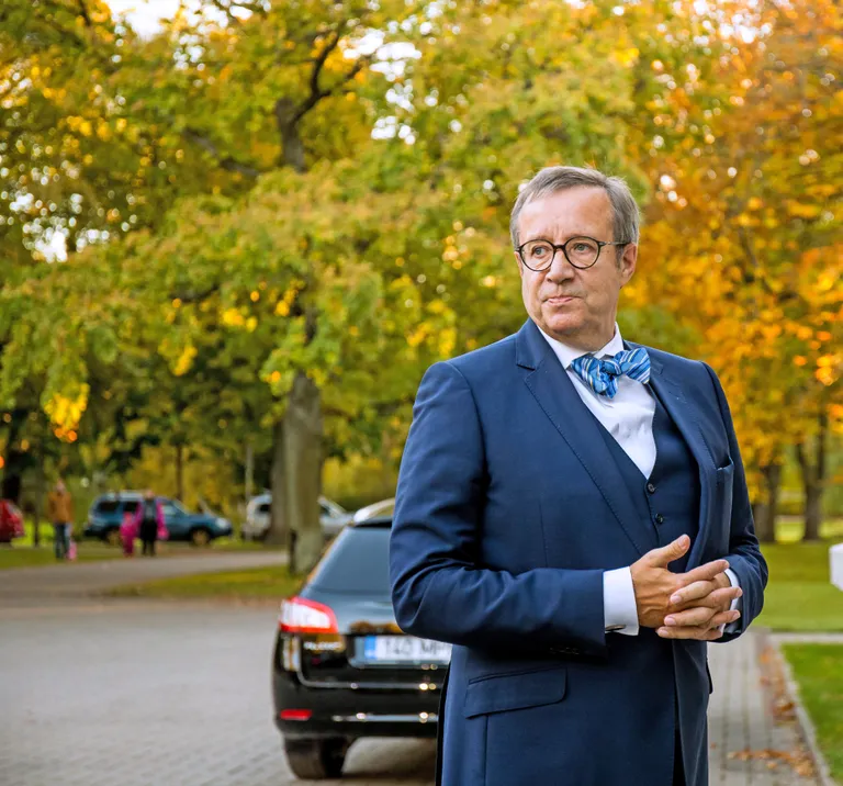 President Toomas Hendrik Ilves eelmise aasta 3. oktoobril Kadriorus oma toonase ametihoone ees. Tollal jäi Ilvesel täpselt nädal päevani, mil ta andis riigipea ameti üle Kersti Kaljulaidile ning sai edaspidi pühenduda Eesti digisaavutuste tutvustamisele üle ilma.