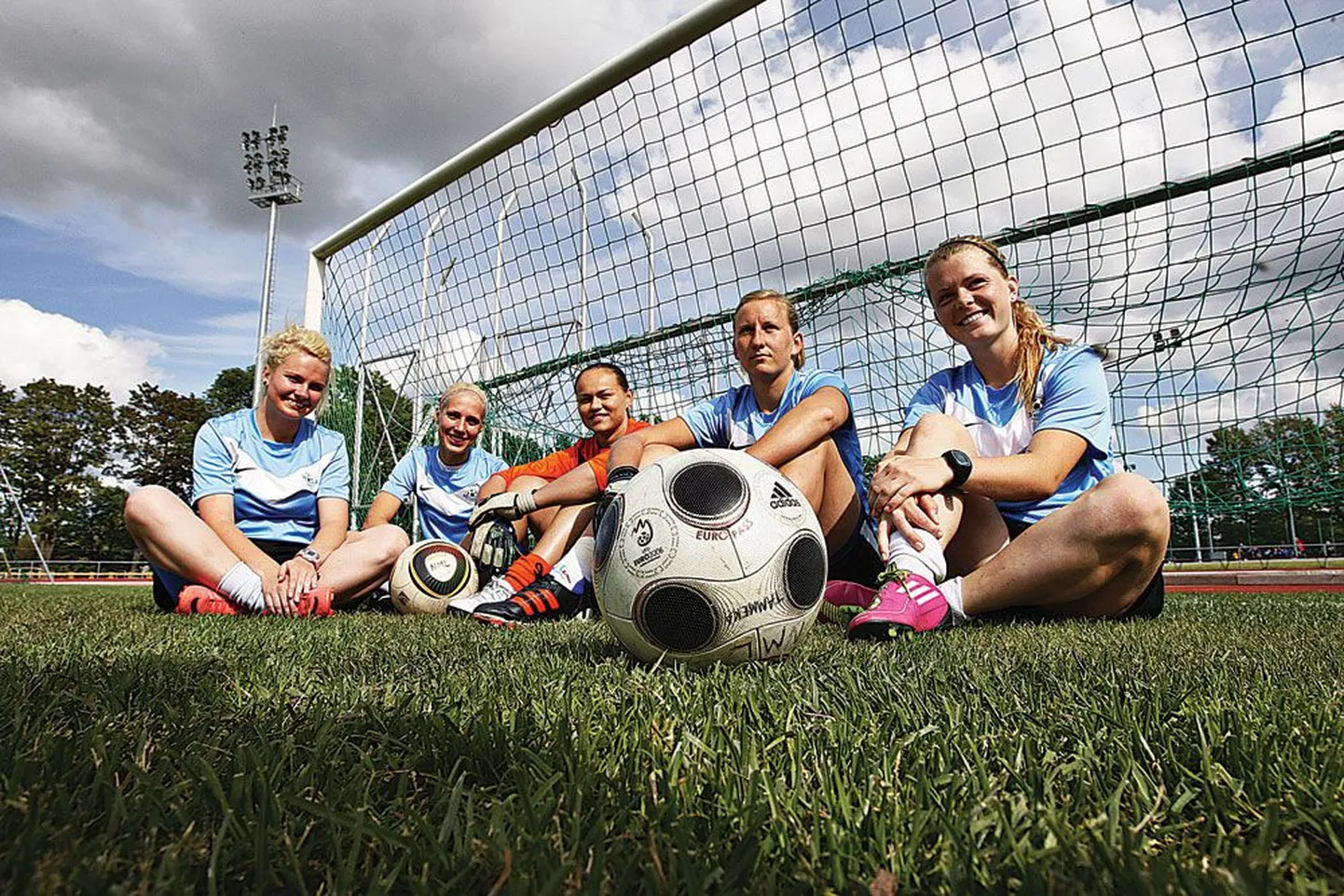 Sirje Roops (vasakult), Eneli Vals, Maria Gaiduk, Imbi Hoop ja Karina Kesvatera mängivad Eesti naistejalgpalli meistriliigas JK Tammeka koos­­seisus. Nädalavahetusel on neist Eesti naistekoondise mänguvormis Vals ja Hoop.