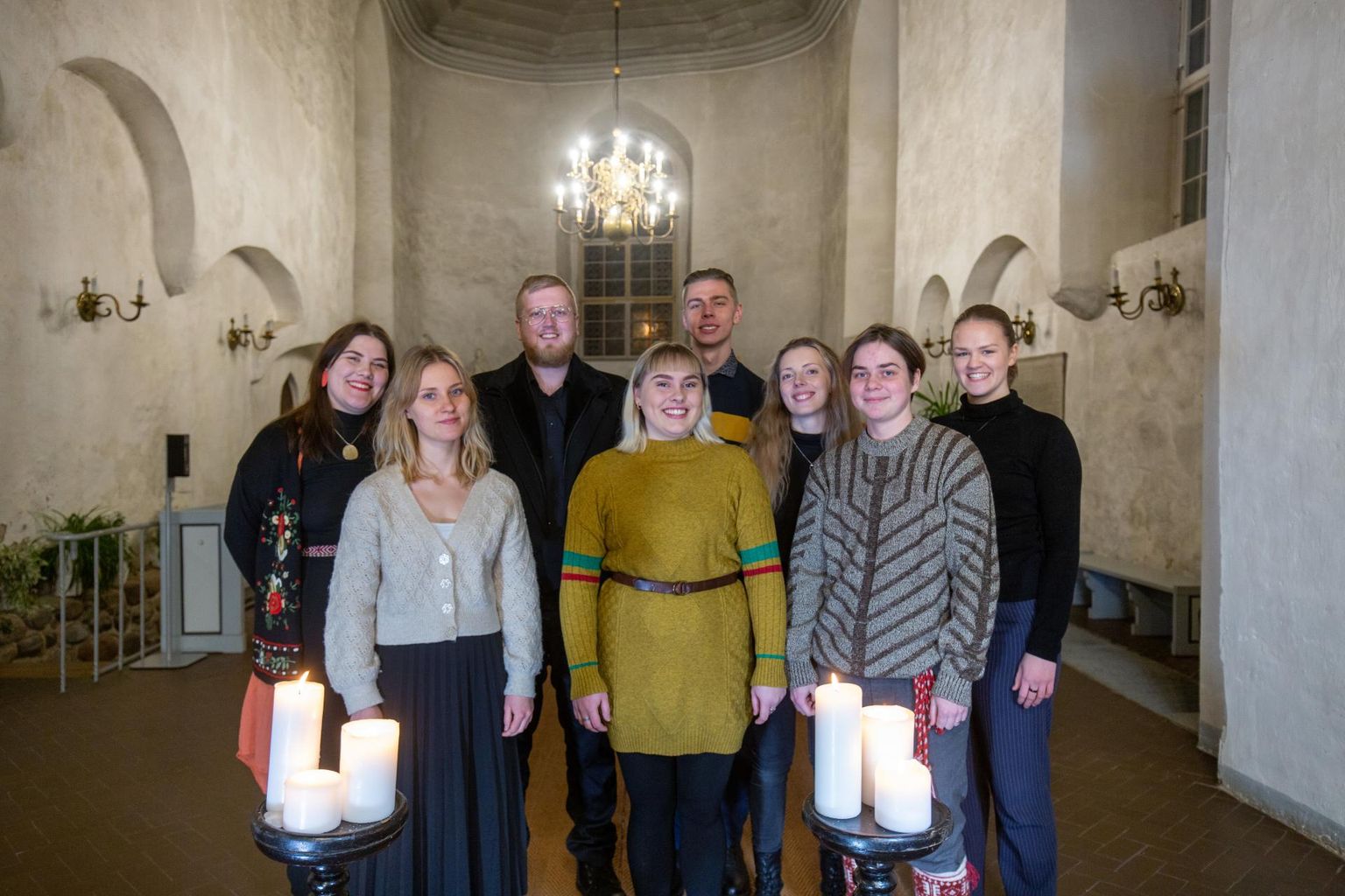Viljandi kultuuriakadeemia pärimusmuusika eriala tudengid tulid kaheksakesi kokku, et laulda inimestele mõned regivärsilised jõululaulud.