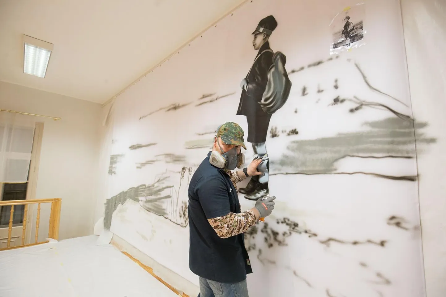 «Igaühel on kotis marssalikepike,» pakkus Laupa kooli direktor Kaarel Aluoja seinamaalingu eeskujuks olnud vana foto allkirjaks. Selle foto järgi asus grafitikunstnik Babach (pildil) lava tagaseinale pilti visandama. Töö sai tehtud viie ja poole tunniga.