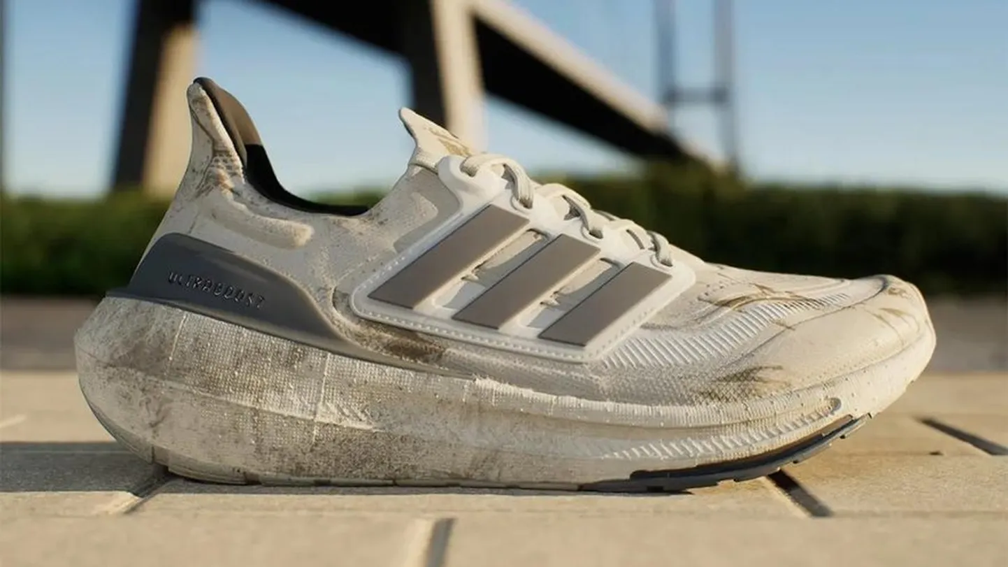 Пользователи в соцсетях высмеивают новые кроссовки Adidas