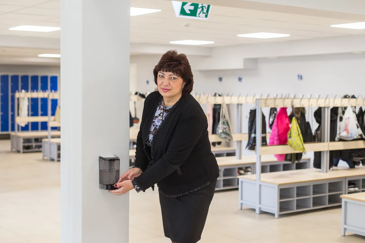Jõhvi vene põhikoolis kutsuti n-ö järeleaitamistundidesse umbes 5 protsenti õpilastest. Direktor Irina Šulgina sõnul on koolimaja varustatud desinfitsaatoritega ja turvamees jälgib, et õpilased ei koguneks.