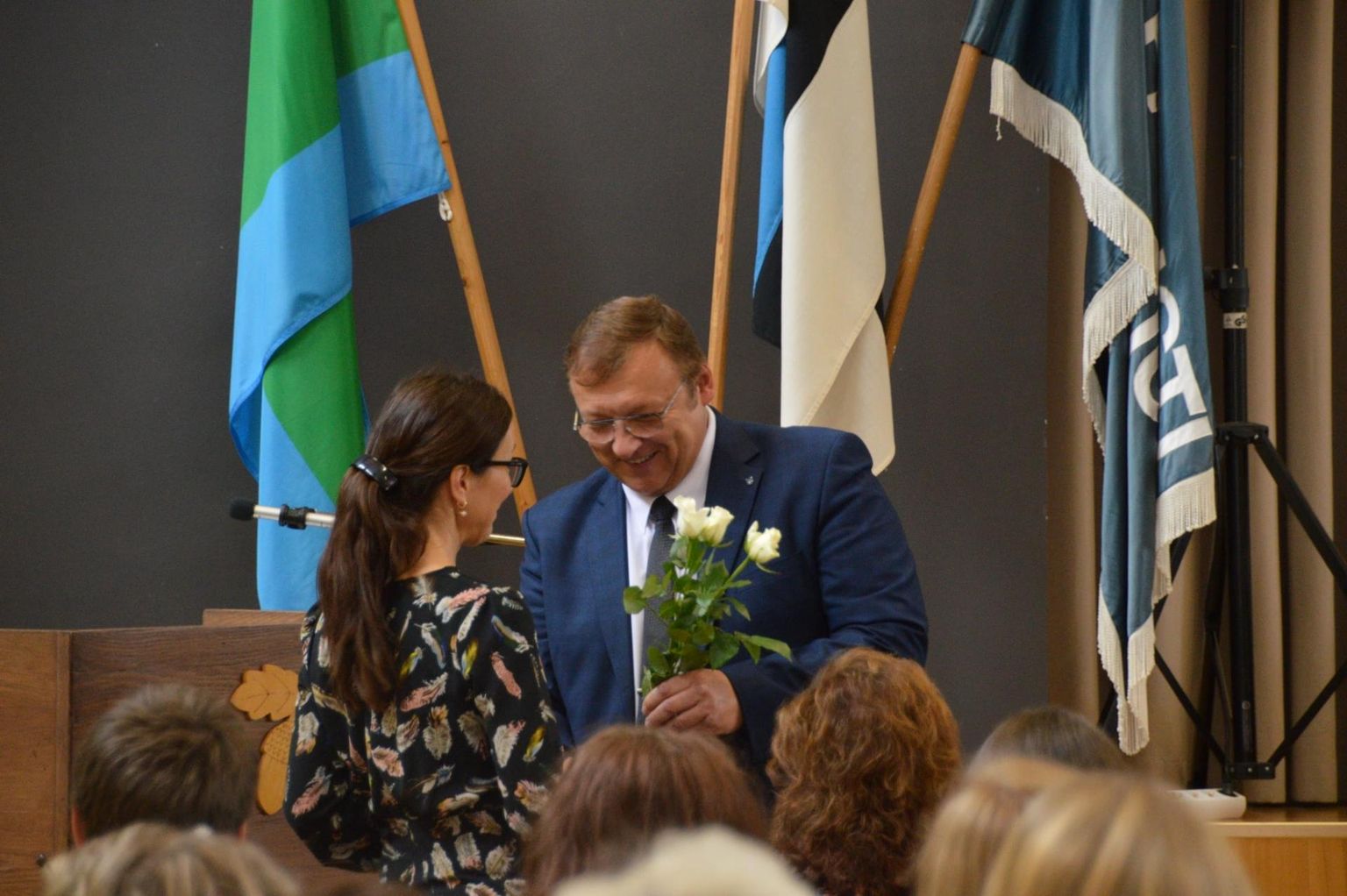 Direktor Henry Kallaste tervitamas uut klassiõpetajat Marit Õunapuu-Pärdit.