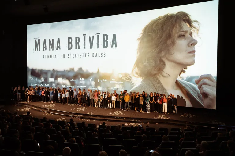 Radošā komanda filmas pirmizrādē kinoteātrī "Forum Cinemas"