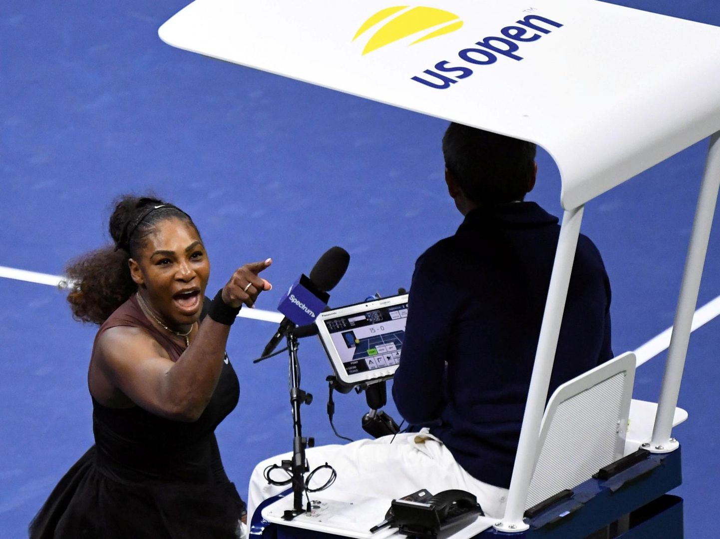 Serena Williams pidas tulise sõnavahetuse pukikohtunik Carlos Ramosega, mis tõi talle kolm järjestikust karistust.