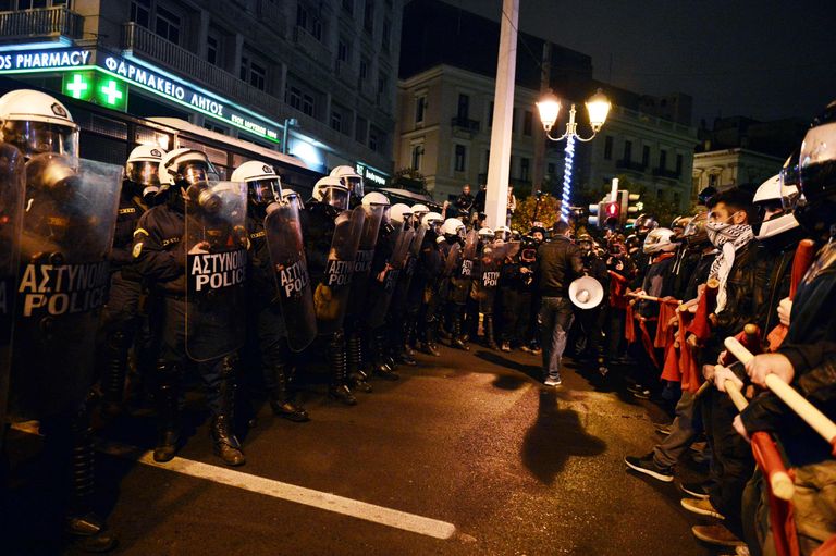 Meeleavaldajad seisavad Ateena tänavatel vastamisi märulipolitseinikega. / Louisa Gouliamaki / AFP