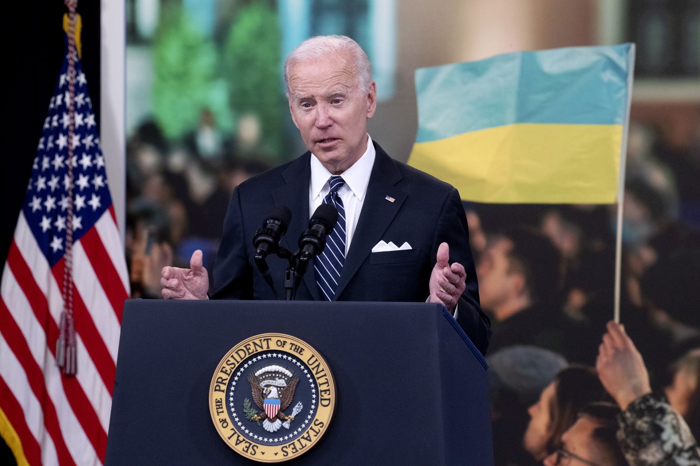 USA president Joe Biden koos taustal oleva Ukraina lipuga.