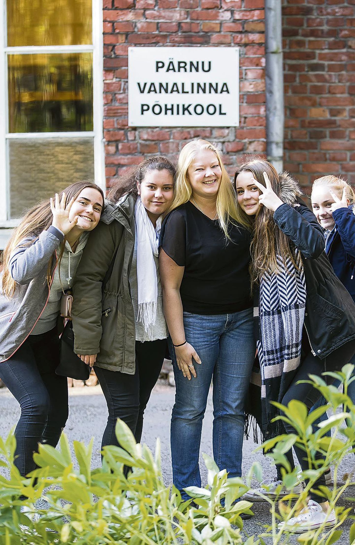 Üks Pärnu aasta õpetajatest Ele Jaanimägi koos 7.a klassi õpilastega.